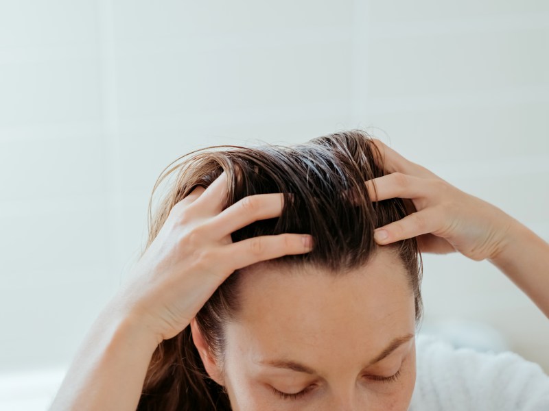 Frau mit Händen in Haaren