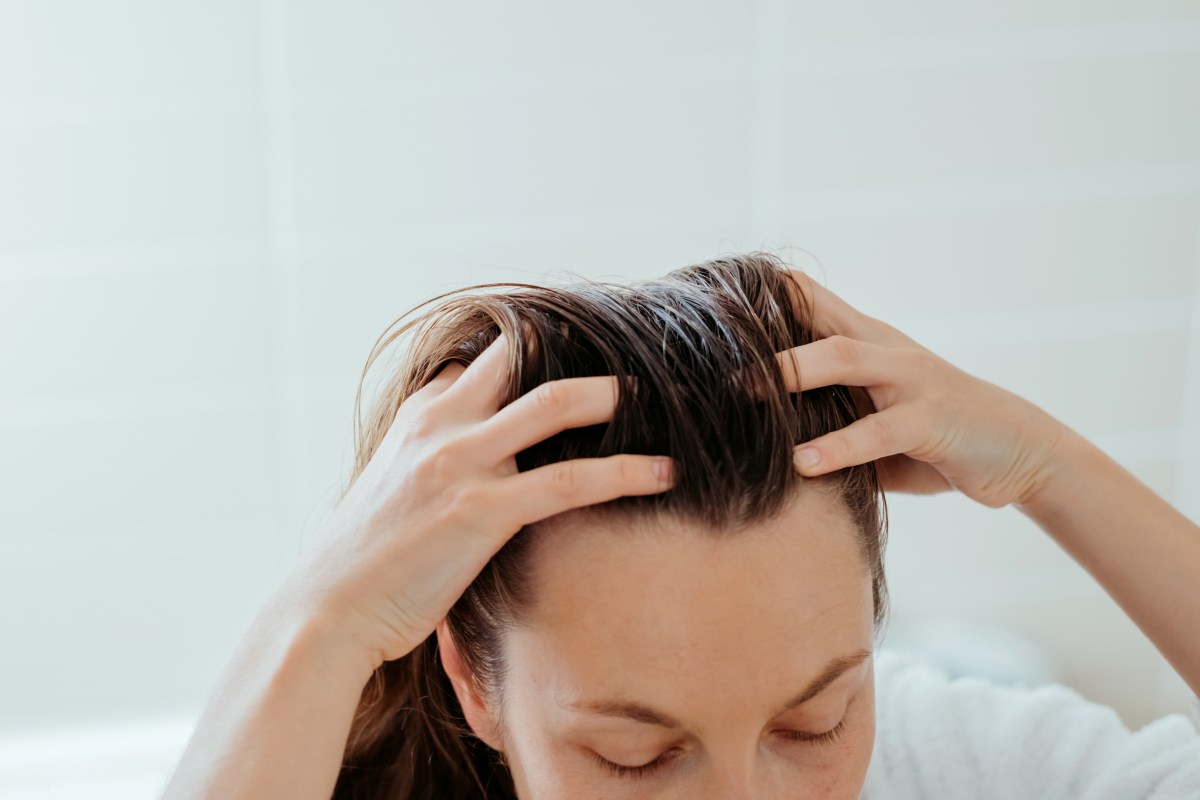 Frau mit HÃ¤nden in Haaren