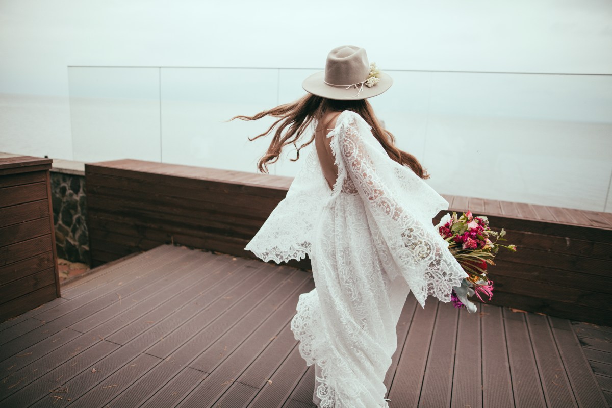 Frau im Hochzeitskleid mit Blumen