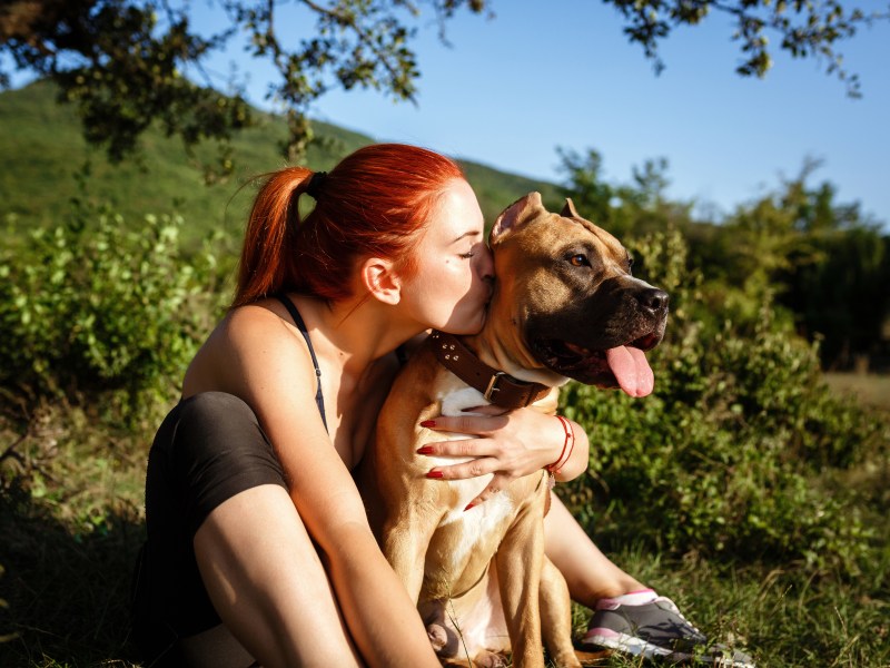 Frau mit Listenhund