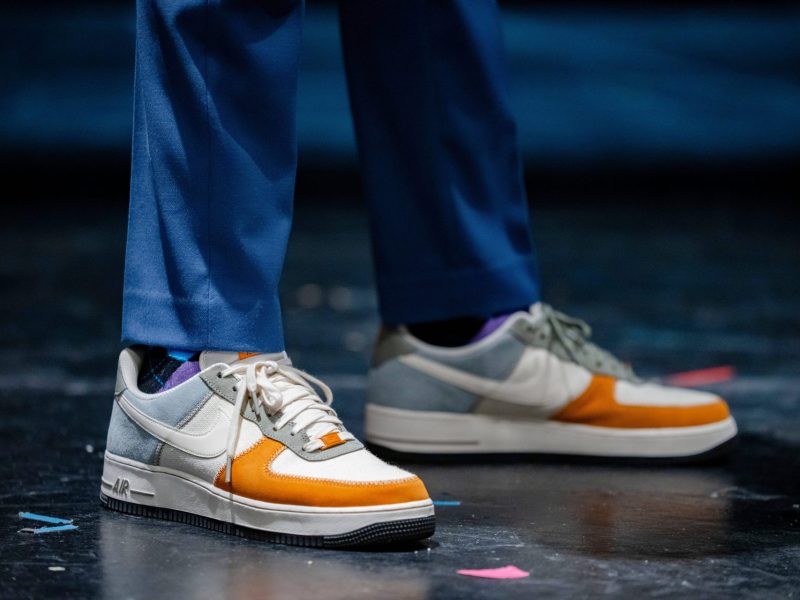 Nike Air Force 1 in orange und grau