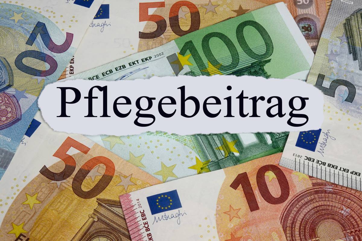 Auf einem weißen Zettel steht das Wort "Pflegebeitrag". Darunter liegen Geldscheine.