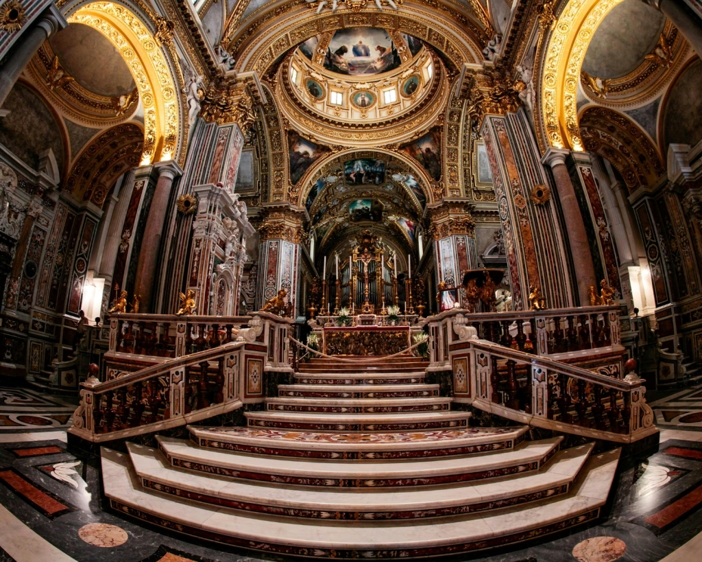 Auch in der N&auml;he von Ruinen und Denkm&auml;lern solltest du dich ruhig verhalten. 