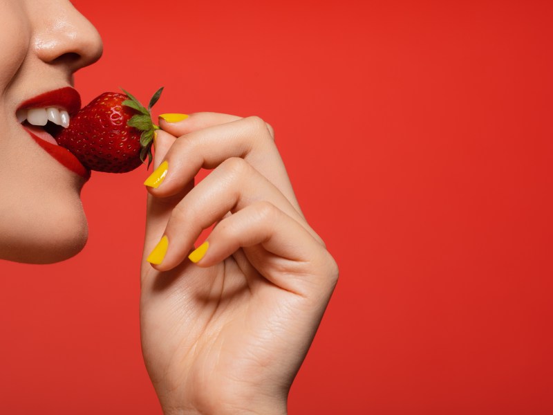 Du liebst Erdbeeren? Dann solltest du wissen, mit wem du diese Liebe teilst und warum du den Trend mit Salzwasser trotzdem nicht nachmachen solltest.