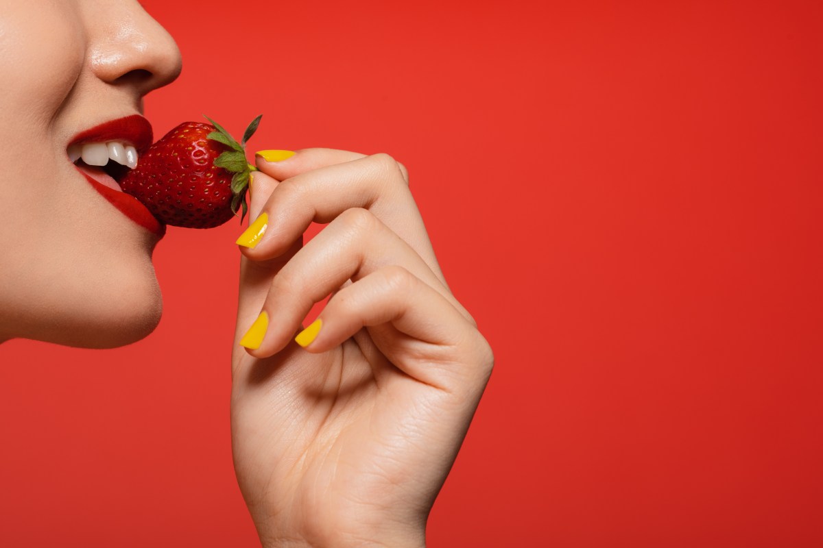 Du liebst Erdbeeren? Dann solltest du wissen, mit wem du diese Liebe teilst und warum du den Trend mit Salzwasser trotzdem nicht nachmachen solltest.