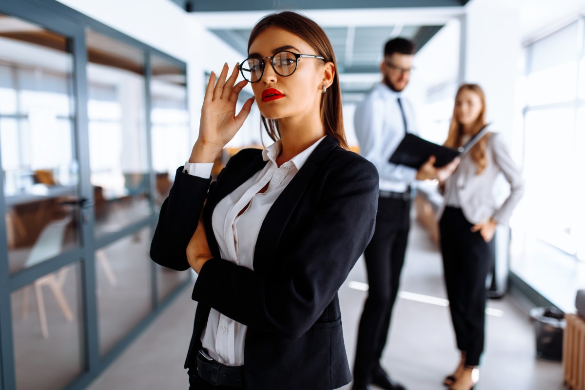 (Frau im Büro) Lieblingsfarbe und dein Job: Wie hängen sie zusammen?