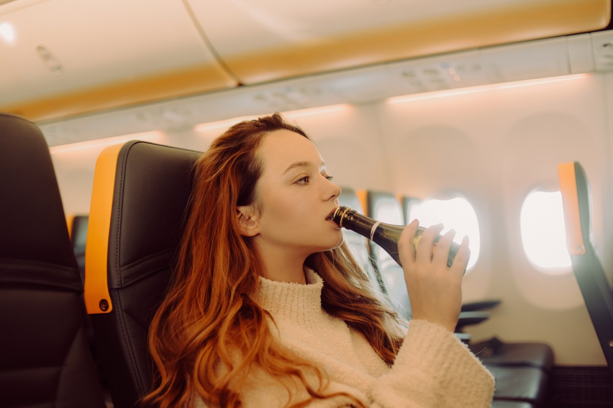 Forschende warnen vor Alkohol auf dem Flug..