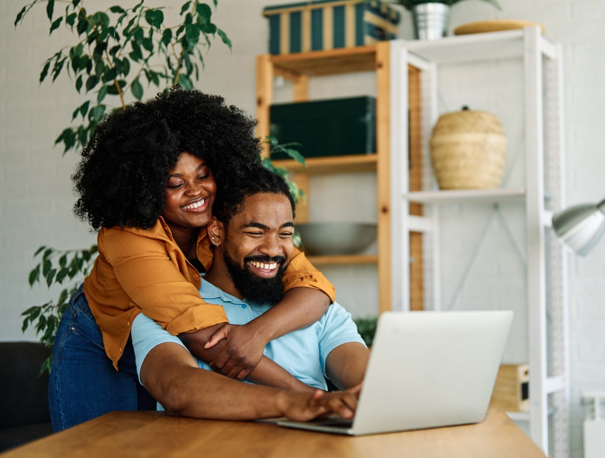 Bei dem Dating-Trend "NO-Launch" teilen Paare ihre Beziehung nicht in den sozialen Medien.