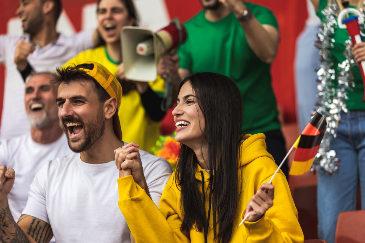 Du willst jemanden im Stadion ansprechen? Mit diesen Tipps gelingt es dir.