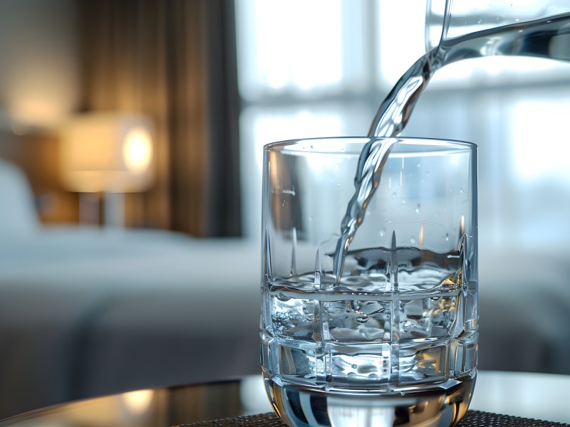 Hotelfachfrau warnt: Trinke nicht aus den Gläsern im Hotelzimmer.