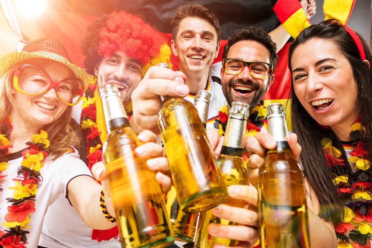 Betrunkene Fußballfans mit Bier in der Hand