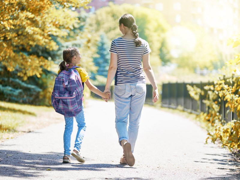 Eine Mutter hÃ¤lt die Hand ihrer kleinen Tochter.