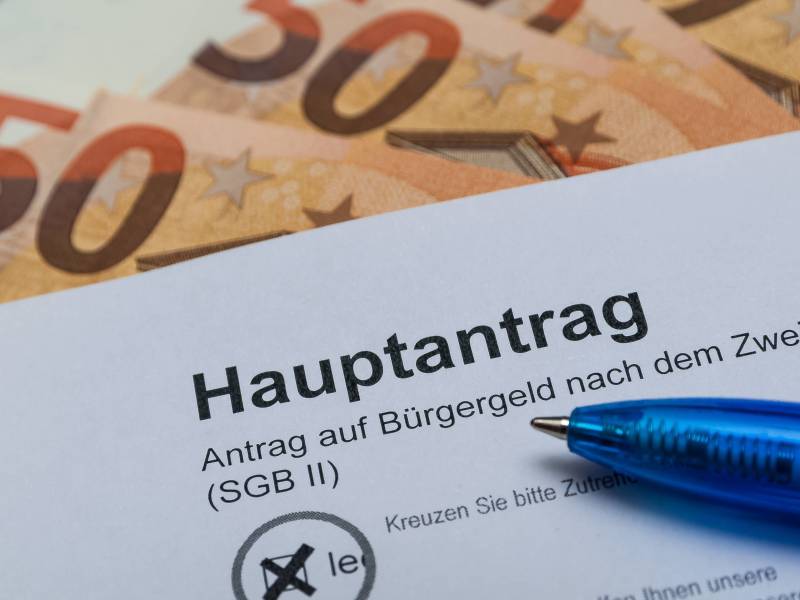 Ein Hauptantrag auf Bürgergeld liegt vor 50-Euro-Scheinen.