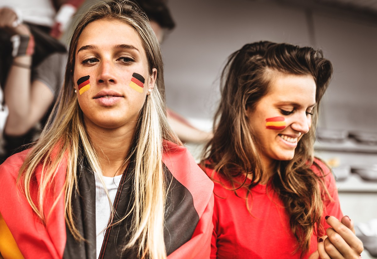 Frauen mit Fußball-Flaggen im Gesicht