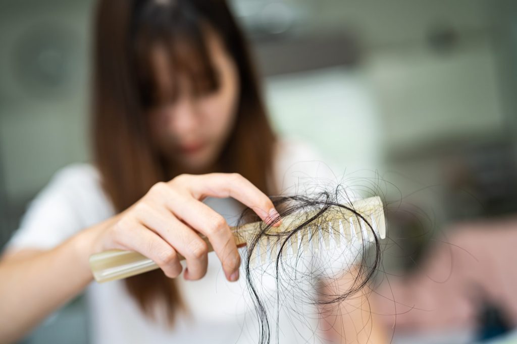 Frau mit Haarausfall