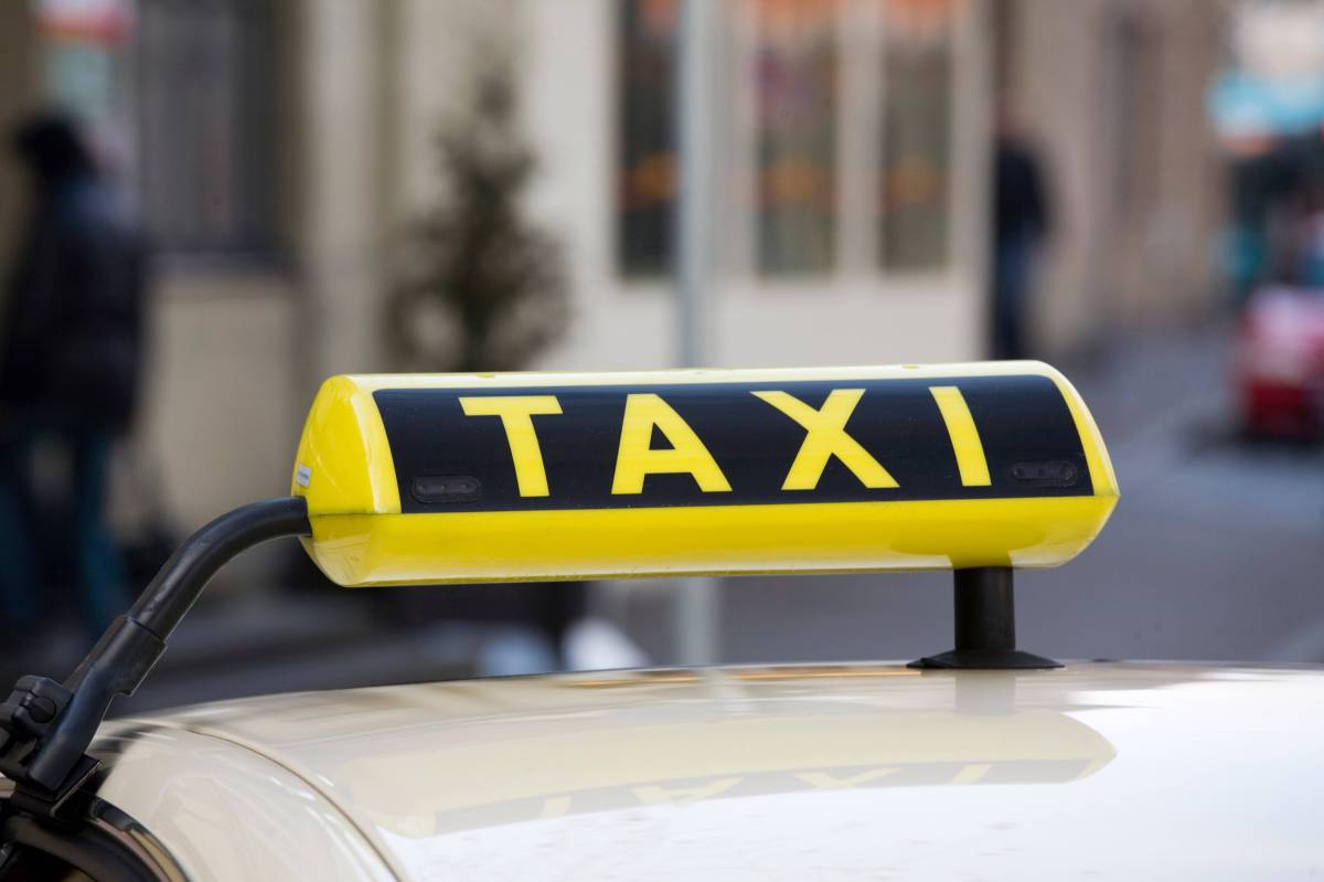 Mit dem Taxi zur Arbeit fahren, und danach das Geld vom Staat zurückbekommen? Taxikosten sind zwar steuerlich absetzbar, aber an ganz bestimmte Bedingungen geknüpft. Die Details.