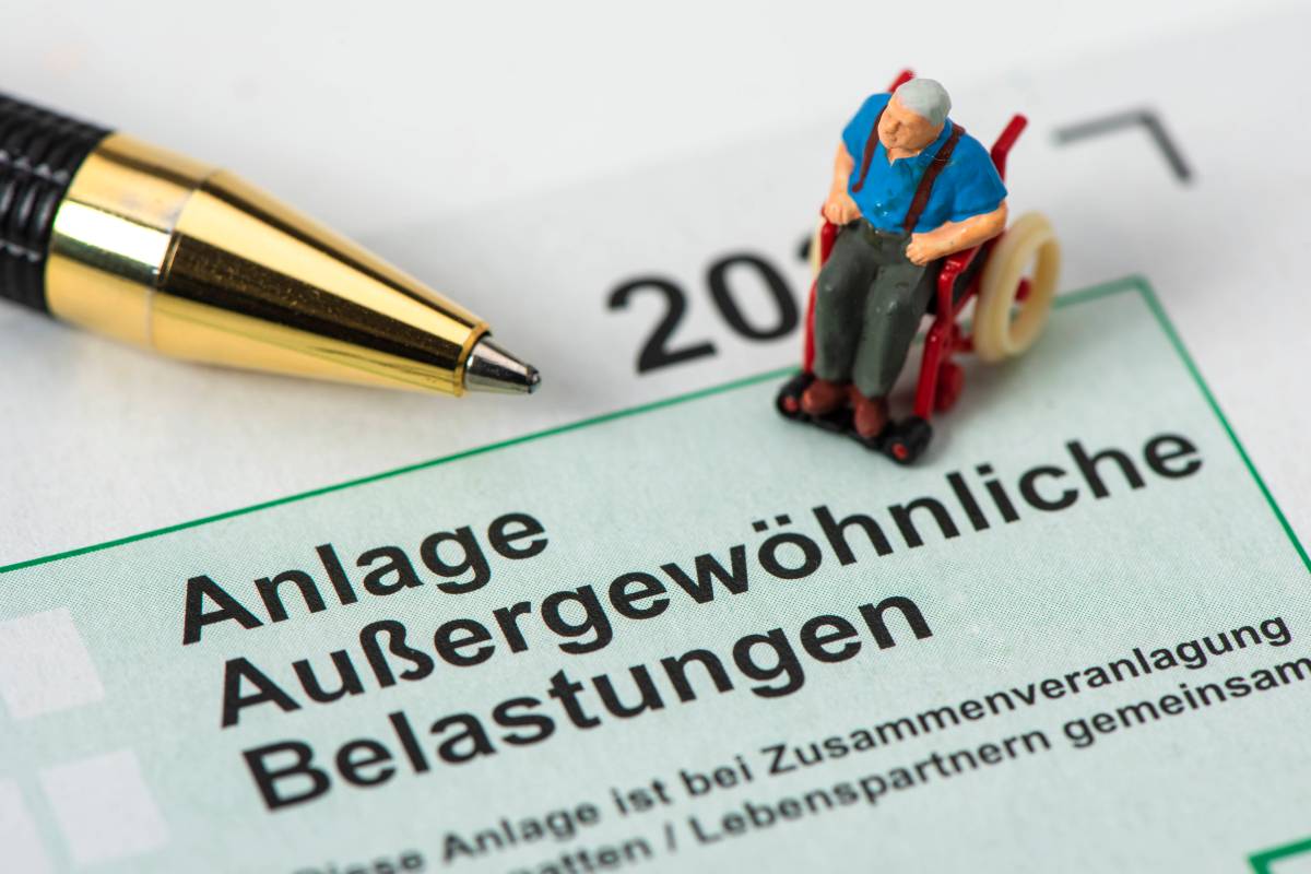 Wenn ein Angehöriger oder du selbst ins Heim musst, ist die finanzielle Belastung groß. Was bedeutet die Haushaltsersparnis und wie kannst du die Heimunterbringung von der Steuer absetzen?