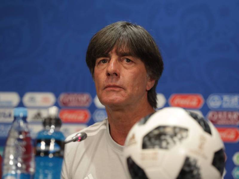 Ex-Bundestrainer Joachim LÃ¶w bei einer Pressekonferenz.