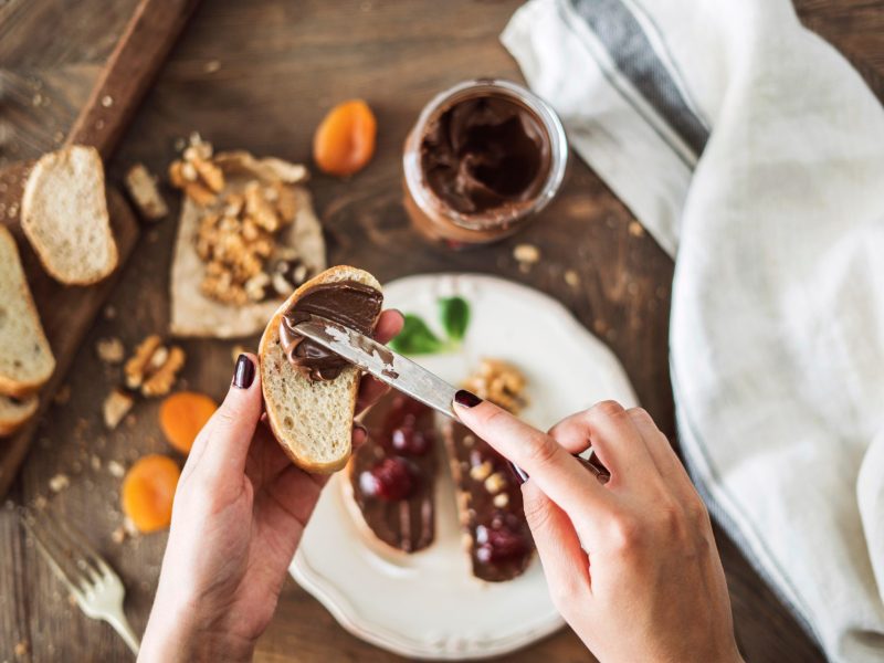 Nutella Brot schmieren