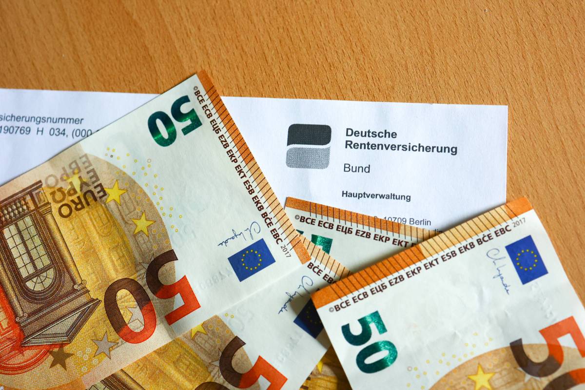 Neben einem Rentenbescheid liegen drei 50-Euro-Scheine.