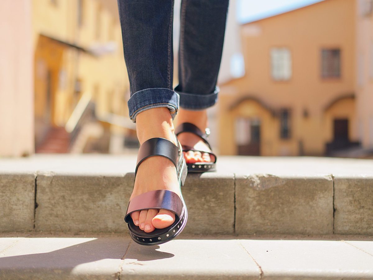 Sandalen und Jeans