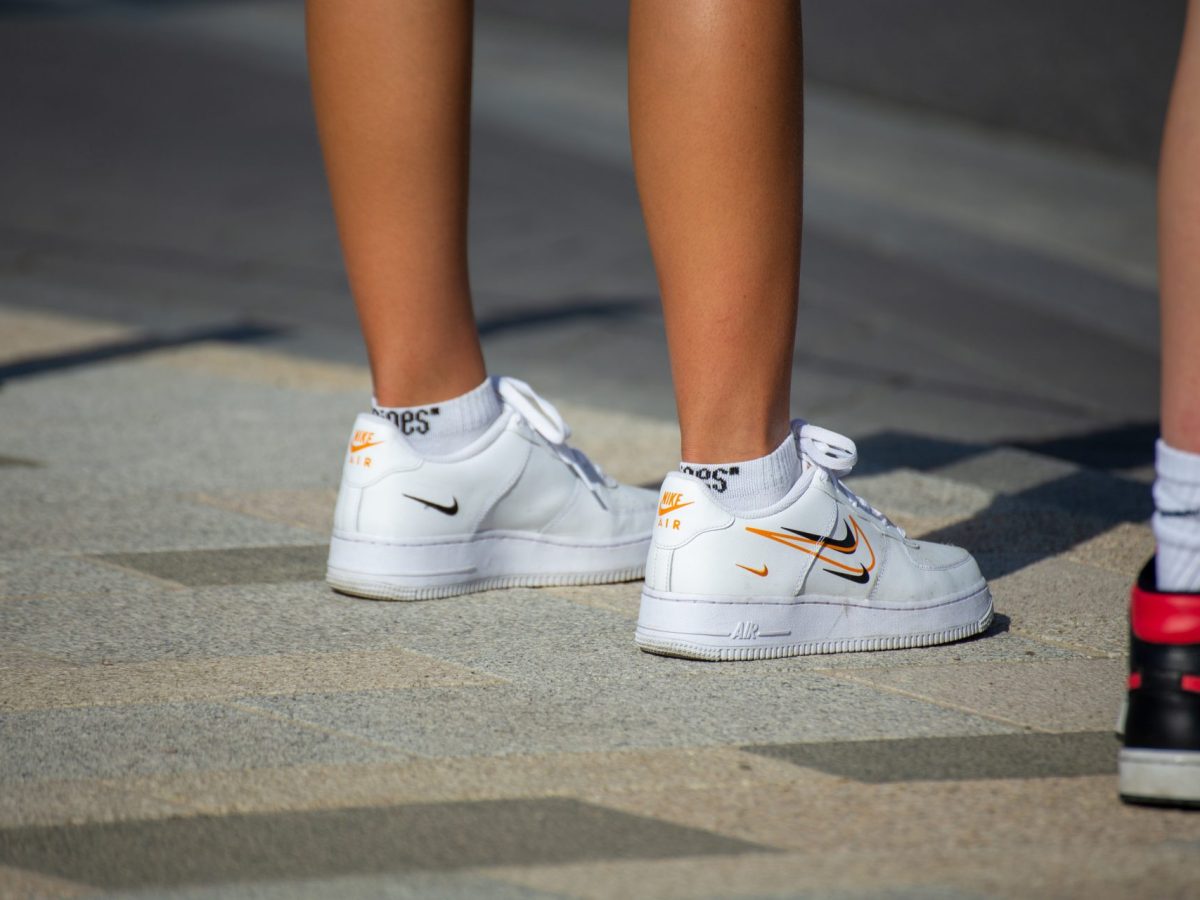 Sneaker für kleine Frauen: 6 Modelle, die dich optisch größer machen