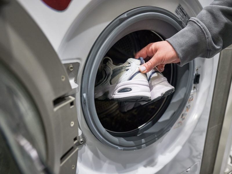 weiße Sneaker Waschmaschine