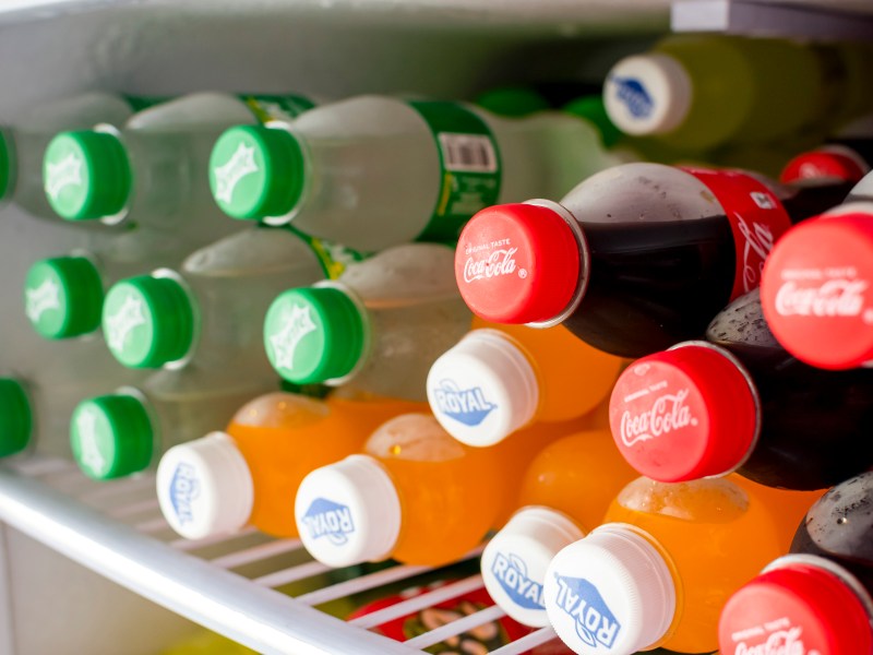 Softdrinks liegen im KÃ¼hlschrank.