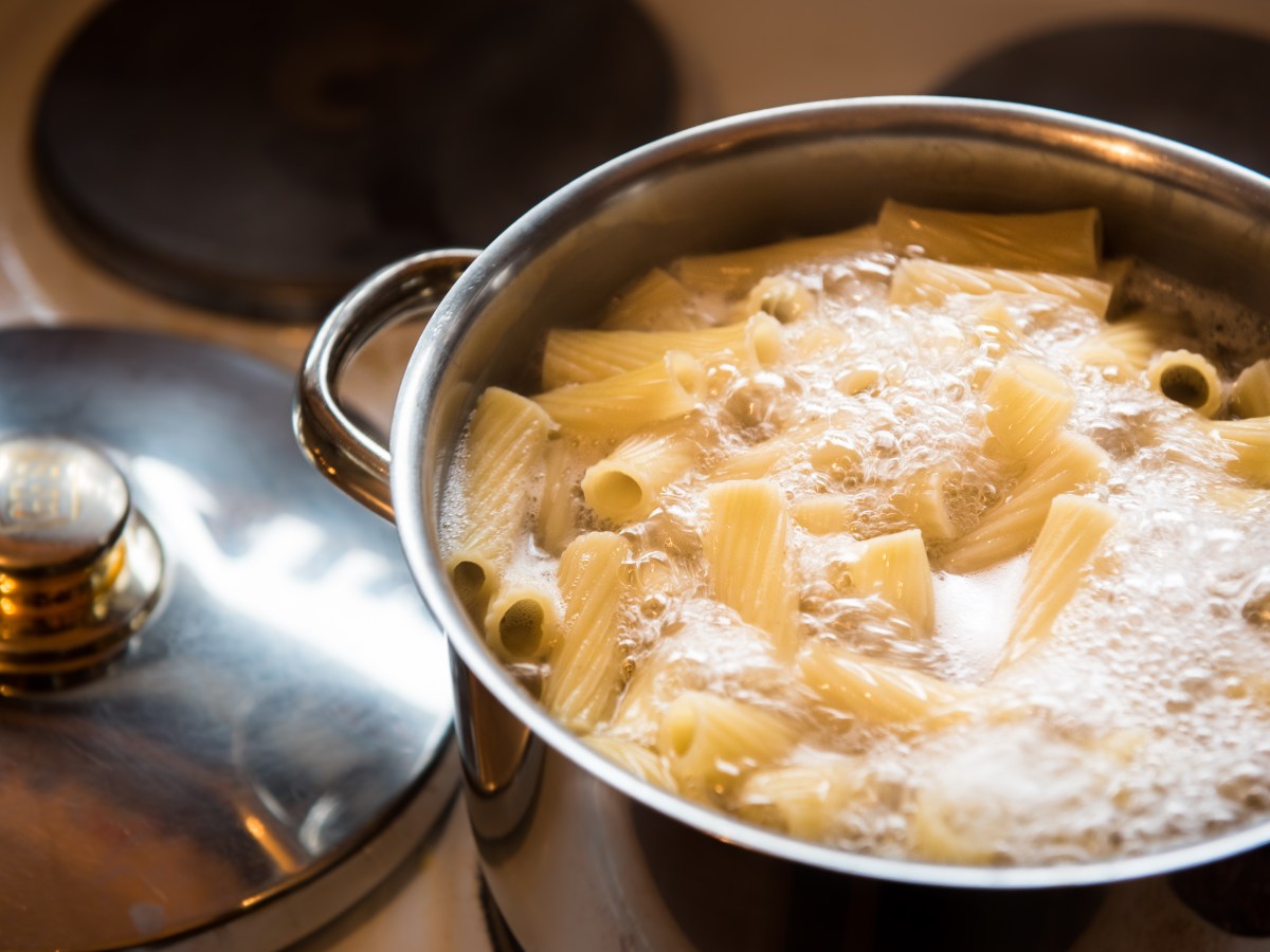 Pasta-Wasser nie wieder überkochen lassen: Trick ist simpel