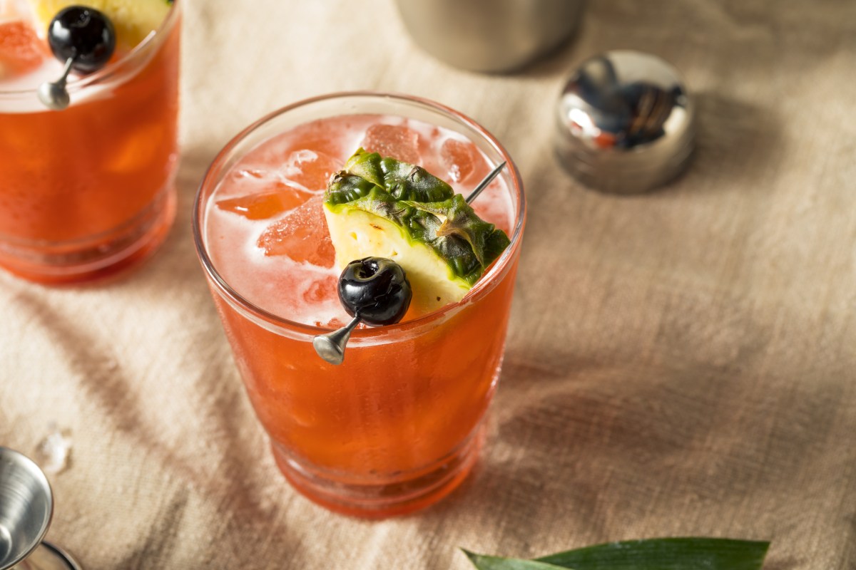 Tropischer Jungle Bird: Campari Cocktail! Wir haben das Rezept