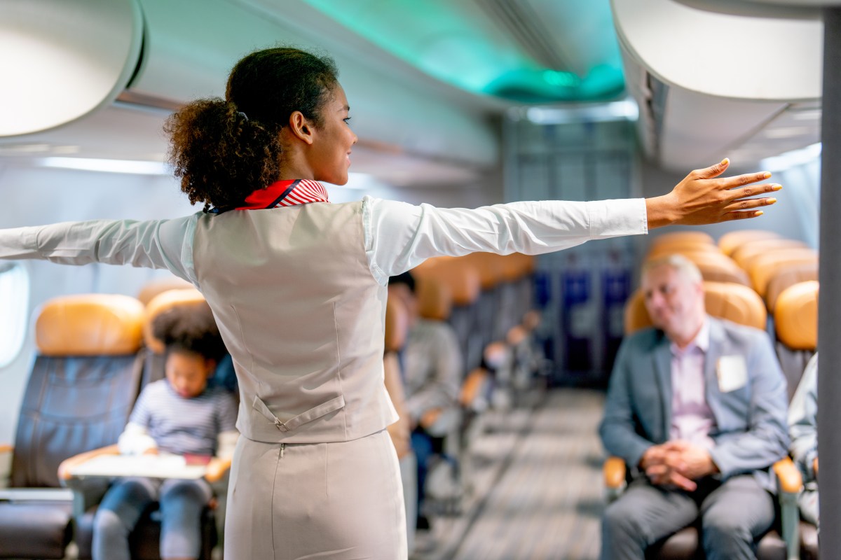 Sitzplatz im Flugzeug: Flugbegleiterin erklärt, wer nicht am Notausgang sitzen darf.