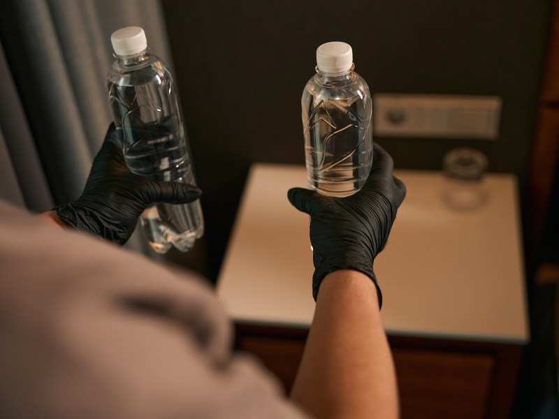 Flugbegleiterin verrät, mit welchem Trick du dich im Hotelzimmer sicher fühlst.