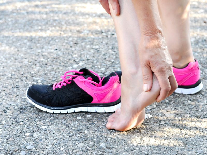 Frau mit Fernsenschmerzen Sneaker