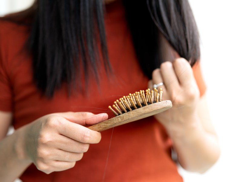 Frau bürstet Haare