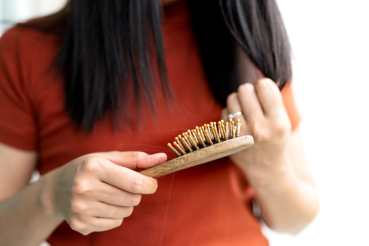 Frau bÃ¼rstet Haare