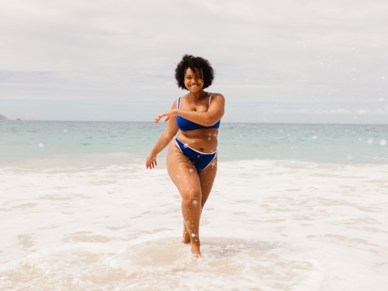 Frau mit Bikini im Wasser