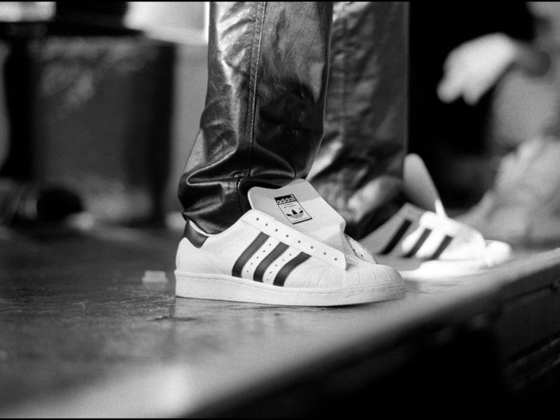 Adidas Superstars bei einem Run DMC Konzert