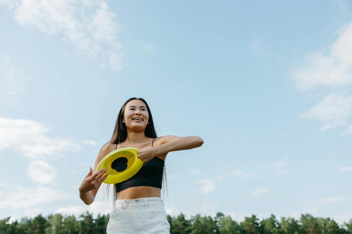 Frau mit Frisbee