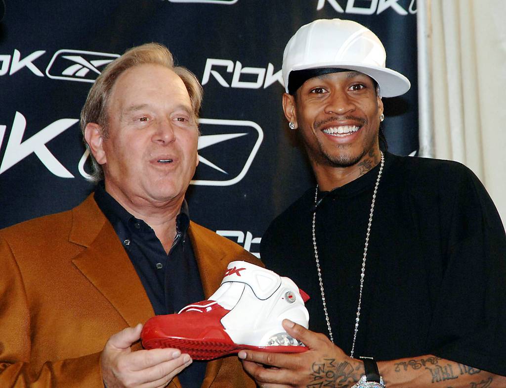 Allen Iverson (r.) präsentiert mit dem Reebok Vorstandsvorsitzenden Paul Fireman (USA) seinen neuen Basketballschuh.