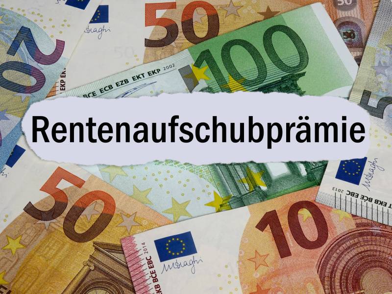 Zwischen Geldscheinen liegt ein Zettel mit der Aufschrift "Rentenaufschubprämie".