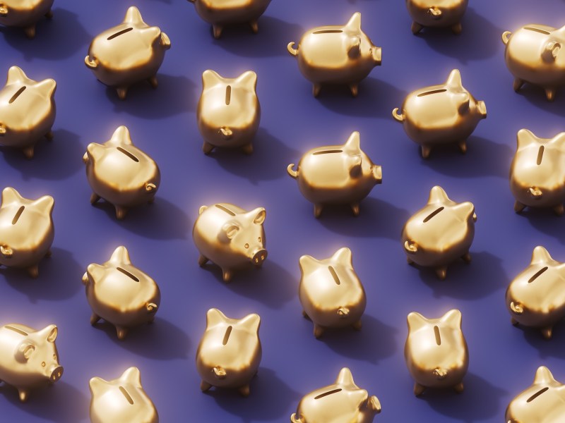 Viele goldene Sparschweine auf violetten Hintergrund.