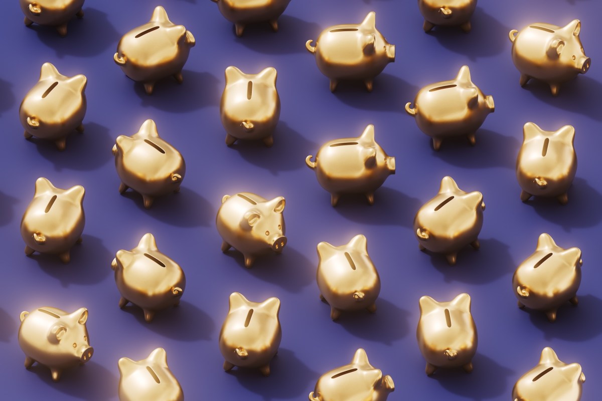 Viele goldene Sparschweine auf violetten Hintergrund.
