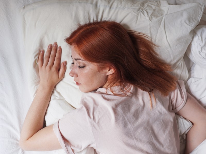 Frau schläft auf dem Bauch