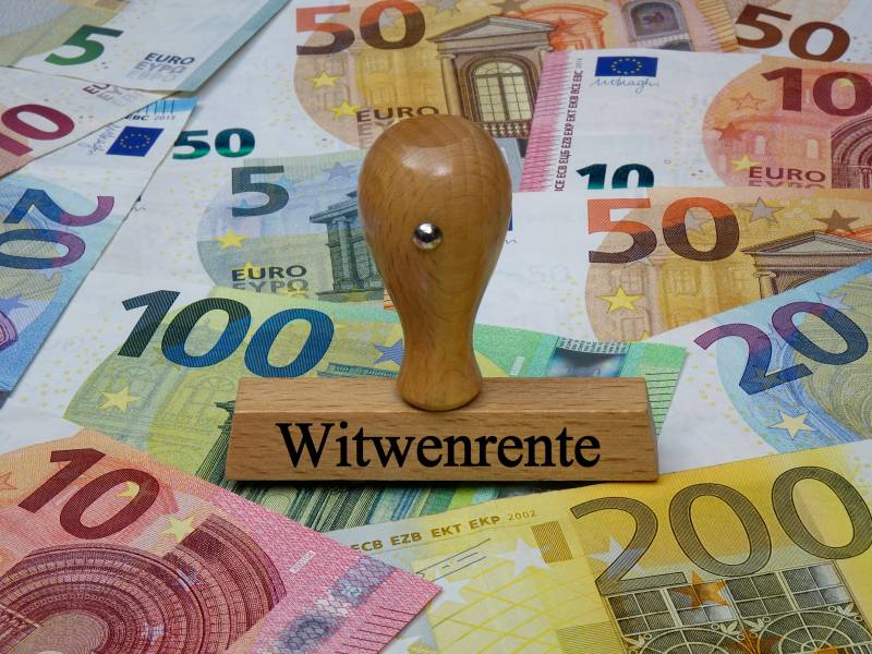 Stempel mit Aufschrift "Witwenrente". Geldscheine liegen darunter.