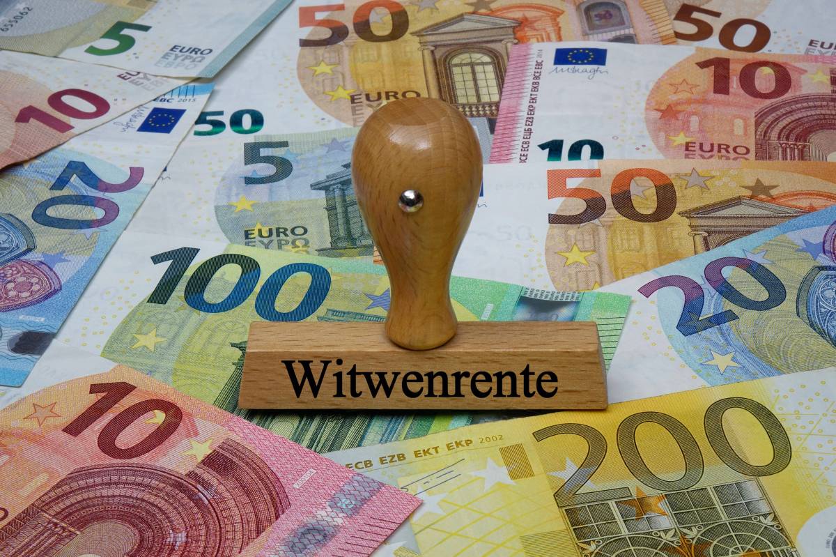 Stempel mit Aufschrift "Witwenrente". Geldscheine liegen darunter.