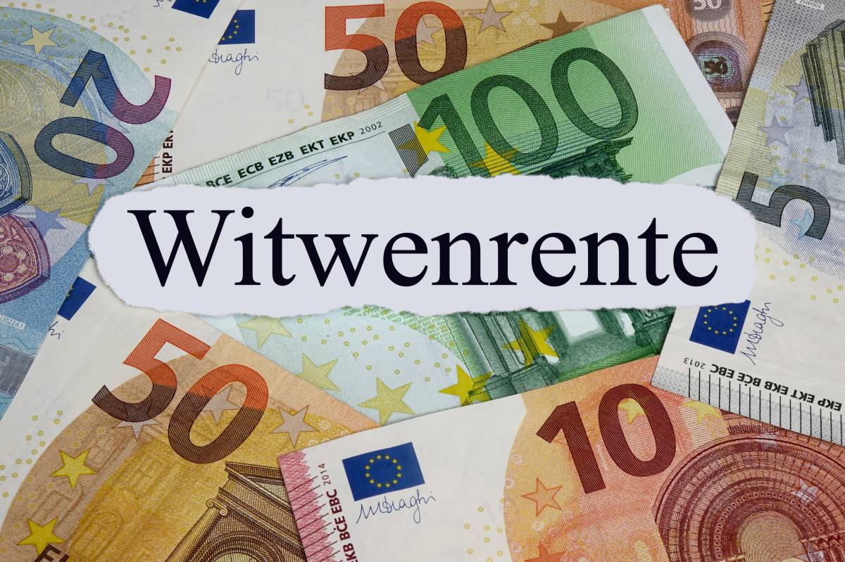 Zwischen Geldscheinen liegt ein weißer Zettel mit der Aufschrift "Witwenrente".