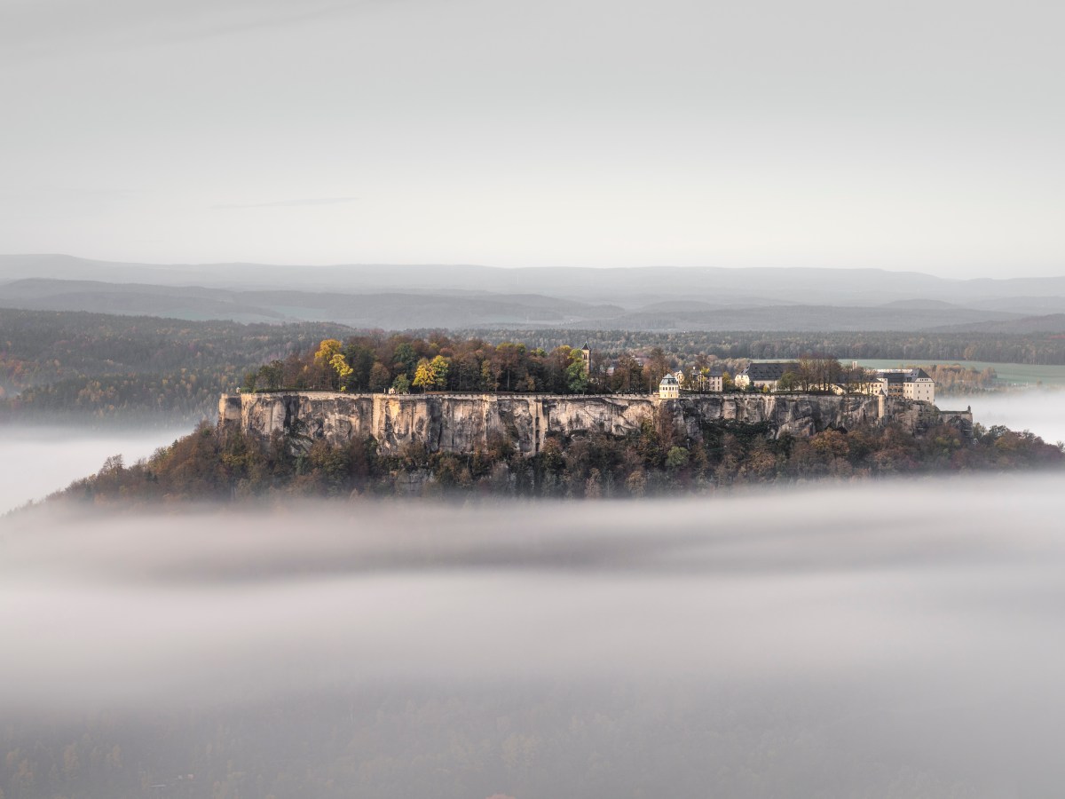 Nahe der Festung Königstein: Diese skurrile Unterkunft in der Sächsischen Schweiz solltest du besucht haben.