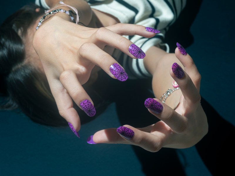 Teenagerin mit falschen lackierten Nägeln