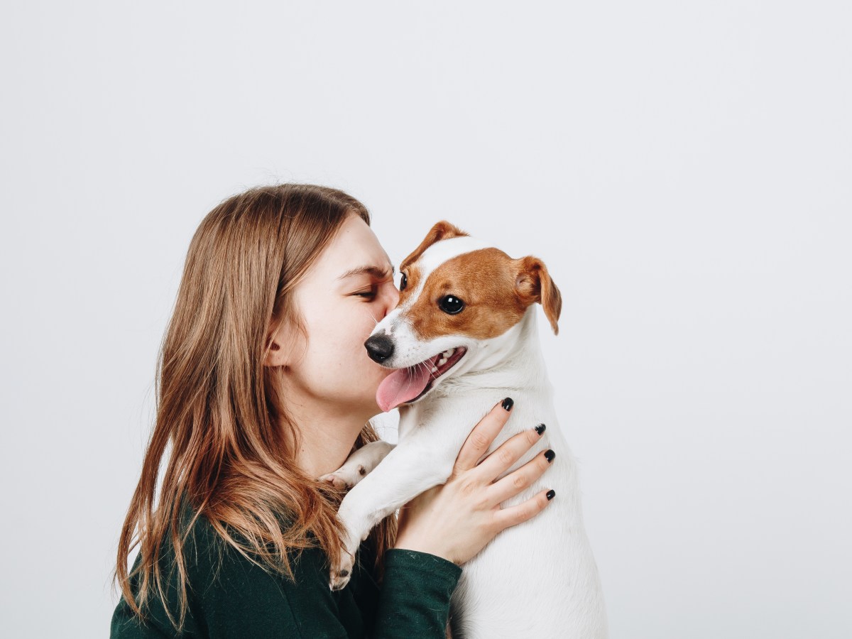 Frau kuschelt mit Hund