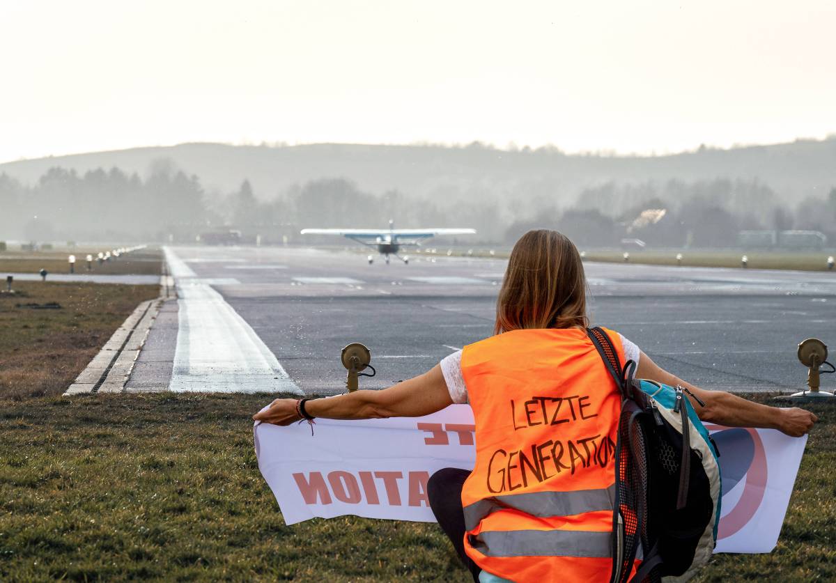 Klimaaktivist:innen legen den Flughafen lahm: Das sind deine Rechte.